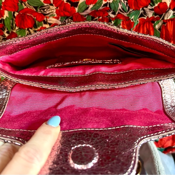 VTG Y2K Juicy Couture Crushed Metallic Pink Slouchy Flap Clutch w/ Gold Buckle - Picture 12 of 12